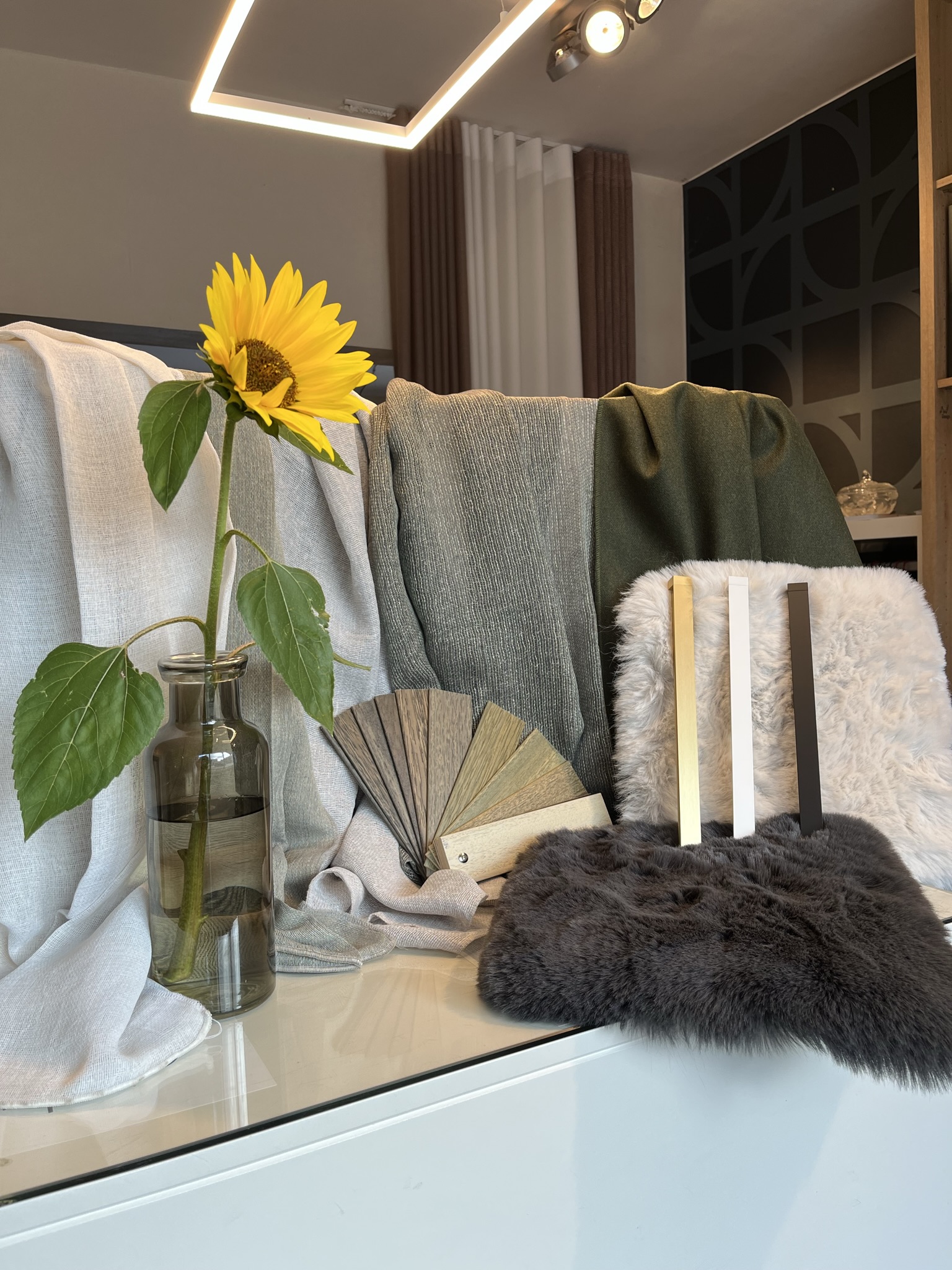 Verschillende stoffen en materialen in het atelier